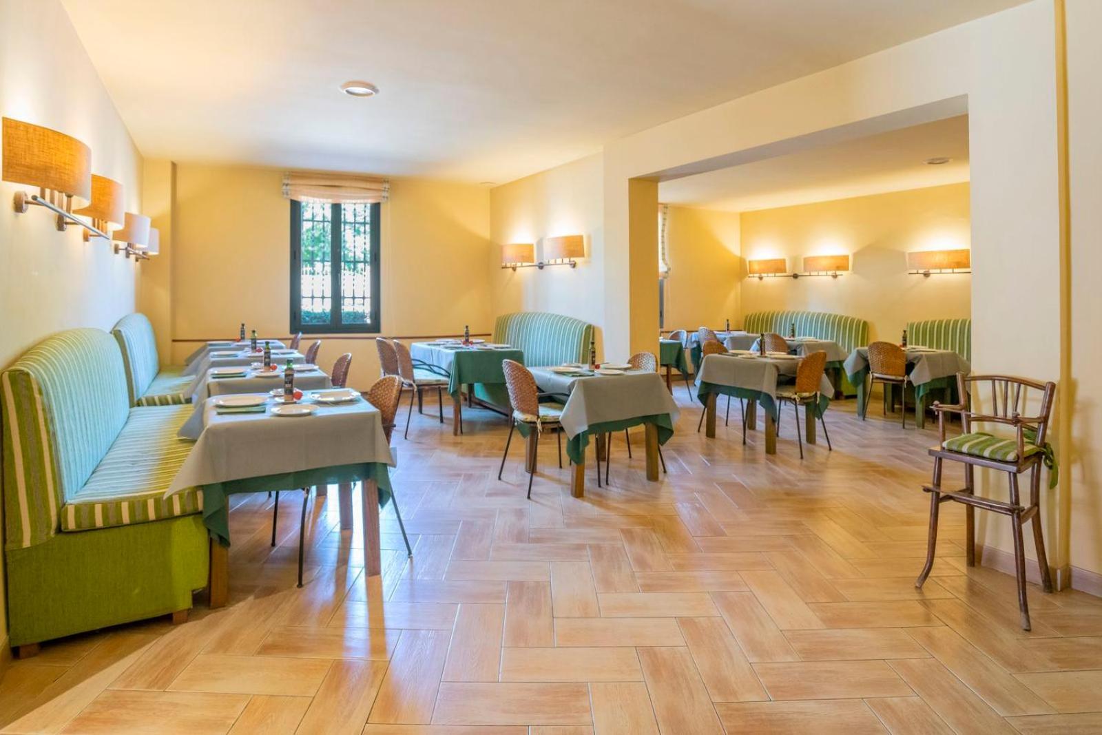 Apartaments Suites Sant Jordi Montbrio del Camp Ngoại thất bức ảnh