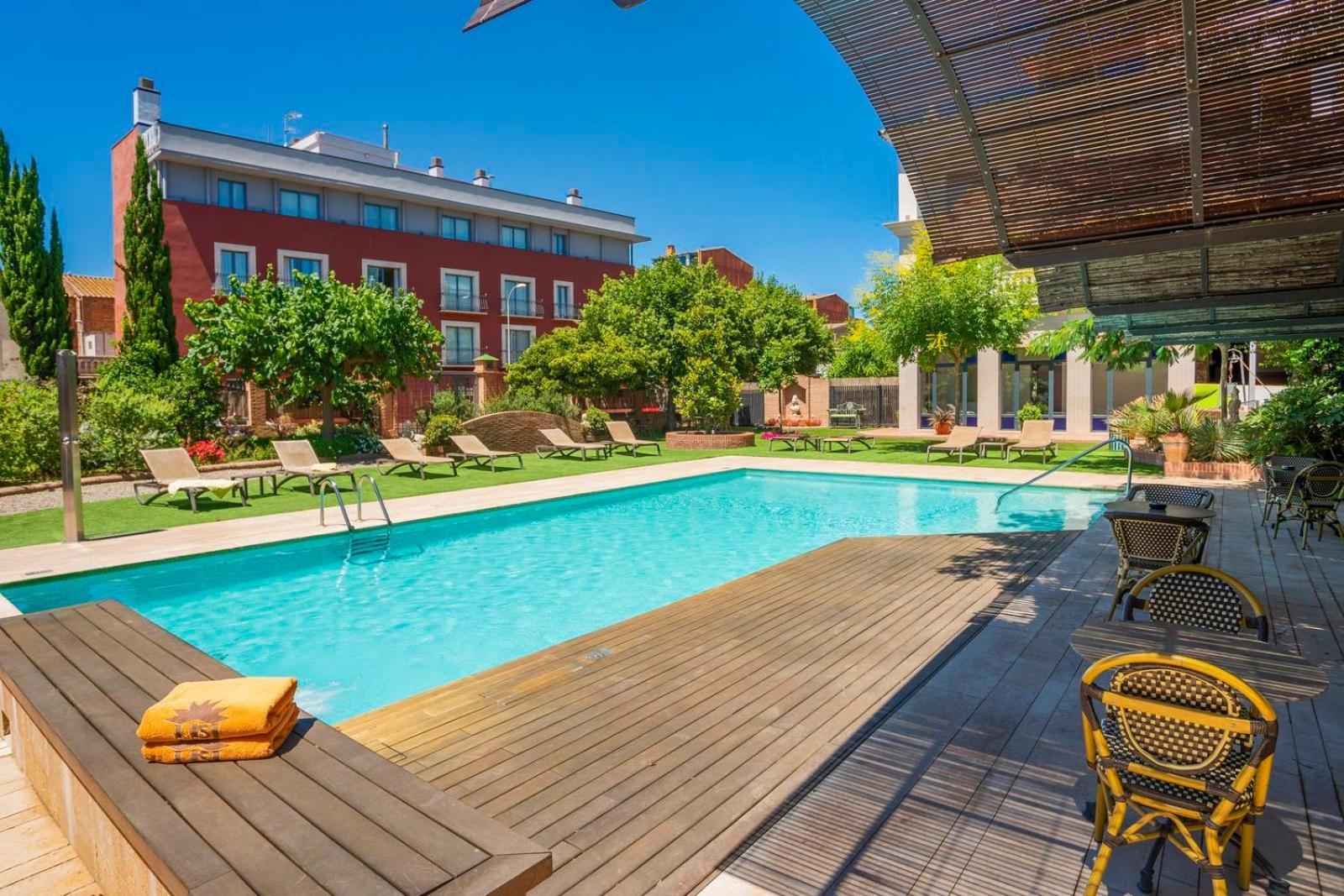 Apartaments Suites Sant Jordi Montbrio del Camp Ngoại thất bức ảnh