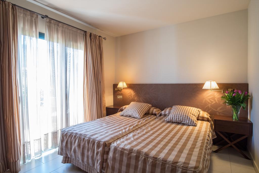Apartaments Suites Sant Jordi Montbrio del Camp Ngoại thất bức ảnh