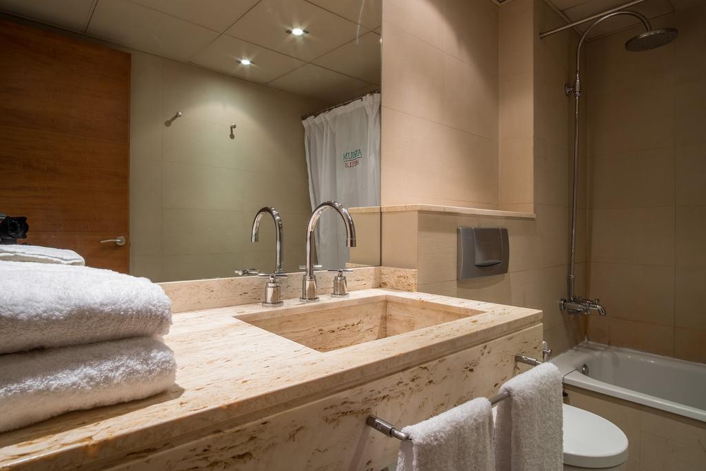 Apartaments Suites Sant Jordi Montbrio del Camp Ngoại thất bức ảnh