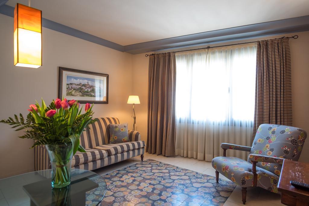 Apartaments Suites Sant Jordi Montbrio del Camp Ngoại thất bức ảnh