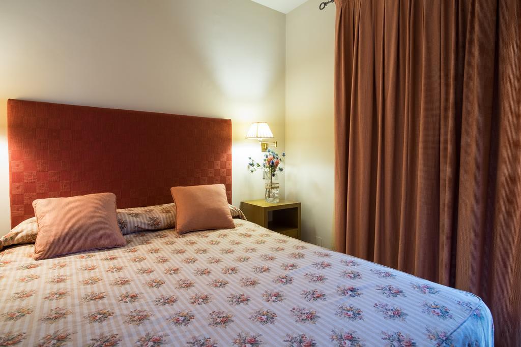 Apartaments Suites Sant Jordi Montbrio del Camp Ngoại thất bức ảnh